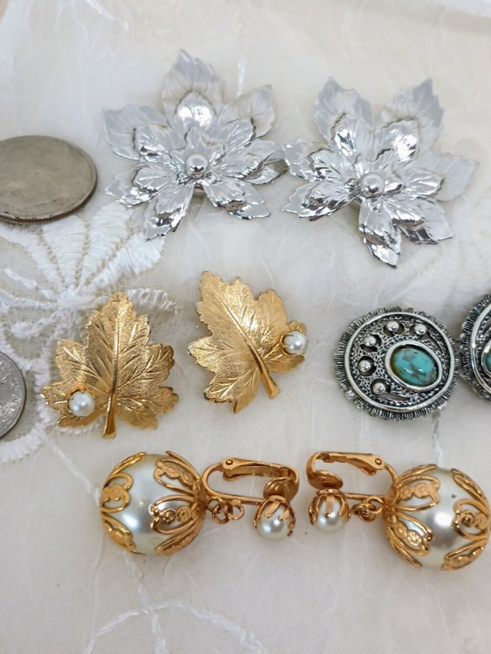 lot of Sarah Coventry Earrings Gold Tone Clip On's Whispering Leaf, Dangle Pearl - Picture 3 of 11